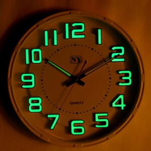 שעון קיר זוהר בלילה בצבע ירוק