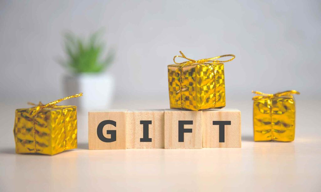 מתנות עם עטיפה בזהב
