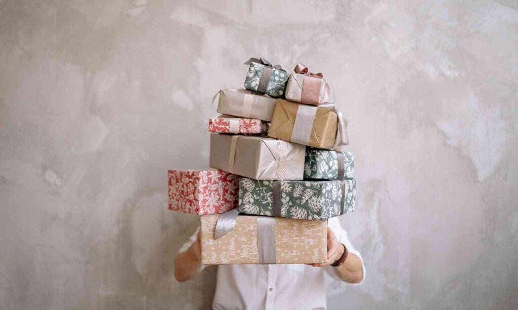בחור עם ערימת מתנות